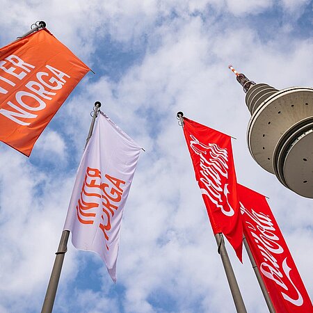 zwei Flaggen der INTERNORGA und zwei von Coca Cola und im Hintergrund ist der Fernsehturm zu sehen