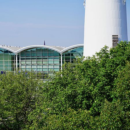 Hamburg Messe: Blick aus Planten un Blomen aufs A-Gelände und den Fernsehturm