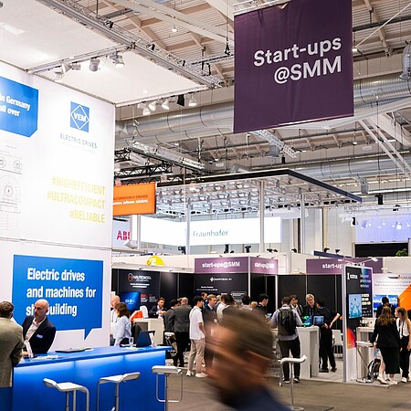 Blick über den Start-up-Bereich der SMM mit Ausstellungsständen und Messebesuchenden.