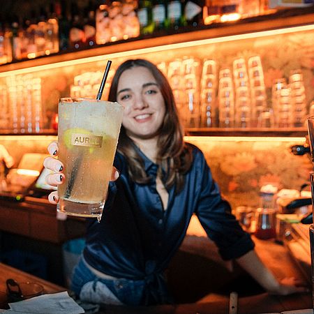 Hamburg: Hamburg: Frau mit Getränkeglas in Bar, www.mediaserver.hamburg.de / DOUBLEVISION