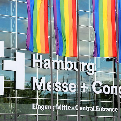 Hamburg Messe Eingang Mitte mit Prideflag ©Hamburg Messe und Congress / Michael Zapf