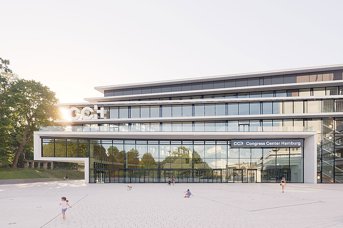 CCH - Vorplatz und Haupteingang CCH - Vorplatz und Haupteingang