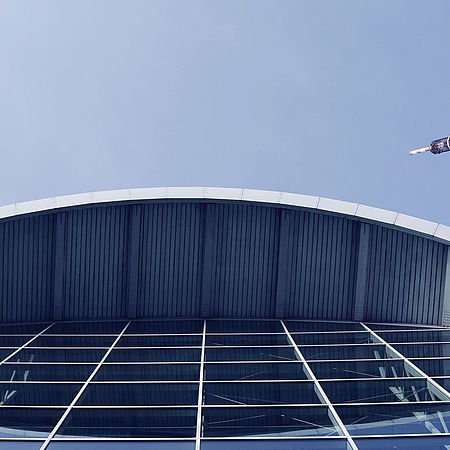 Hamburg Messe: Blick von unten zum Fassadendach